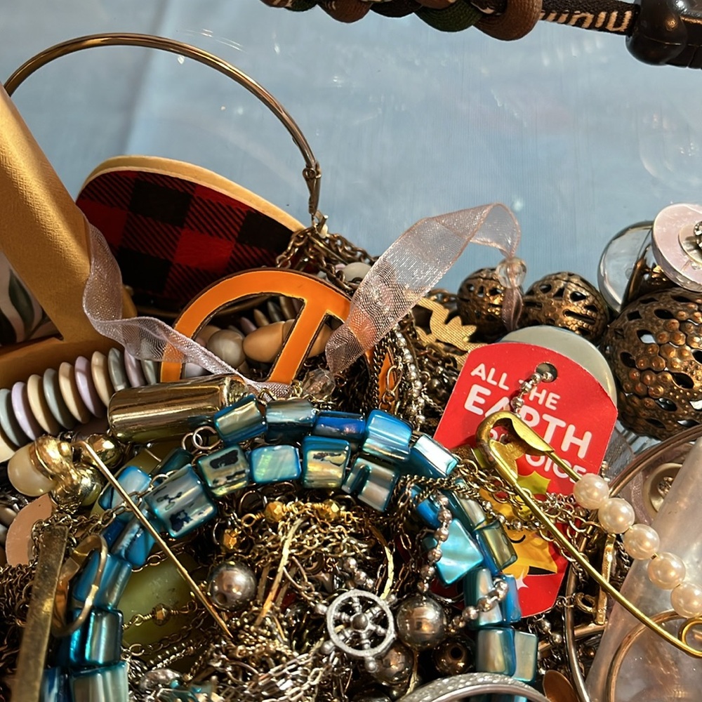 Scrap lot, 2.42 lbs, some wearable but most scrap lot 07257 - Picture 7 of 10
